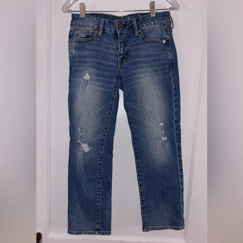Womens AE destroyed Boy Fit cropped jeans size 2 - Picture 1 of 6